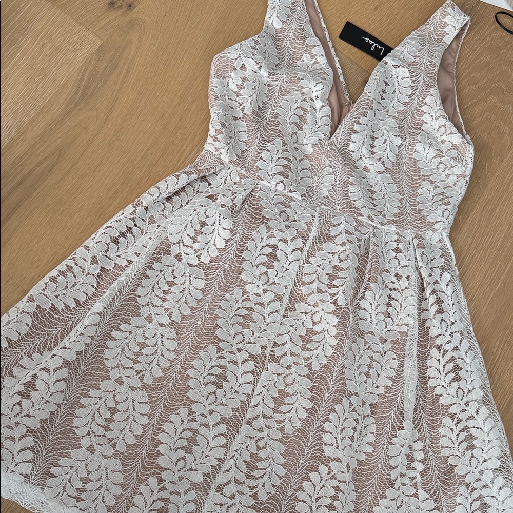 New Lulu's White Lace V-Neck Fit & Flare Midi Dress with Blush Lining medium